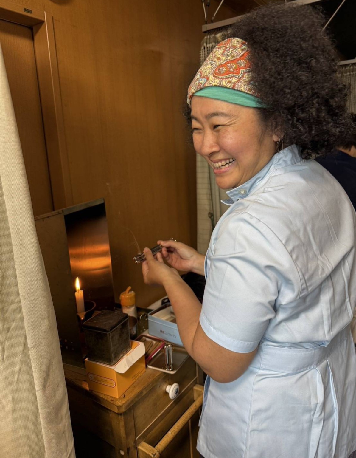 冷温器を準備する福元美穂
