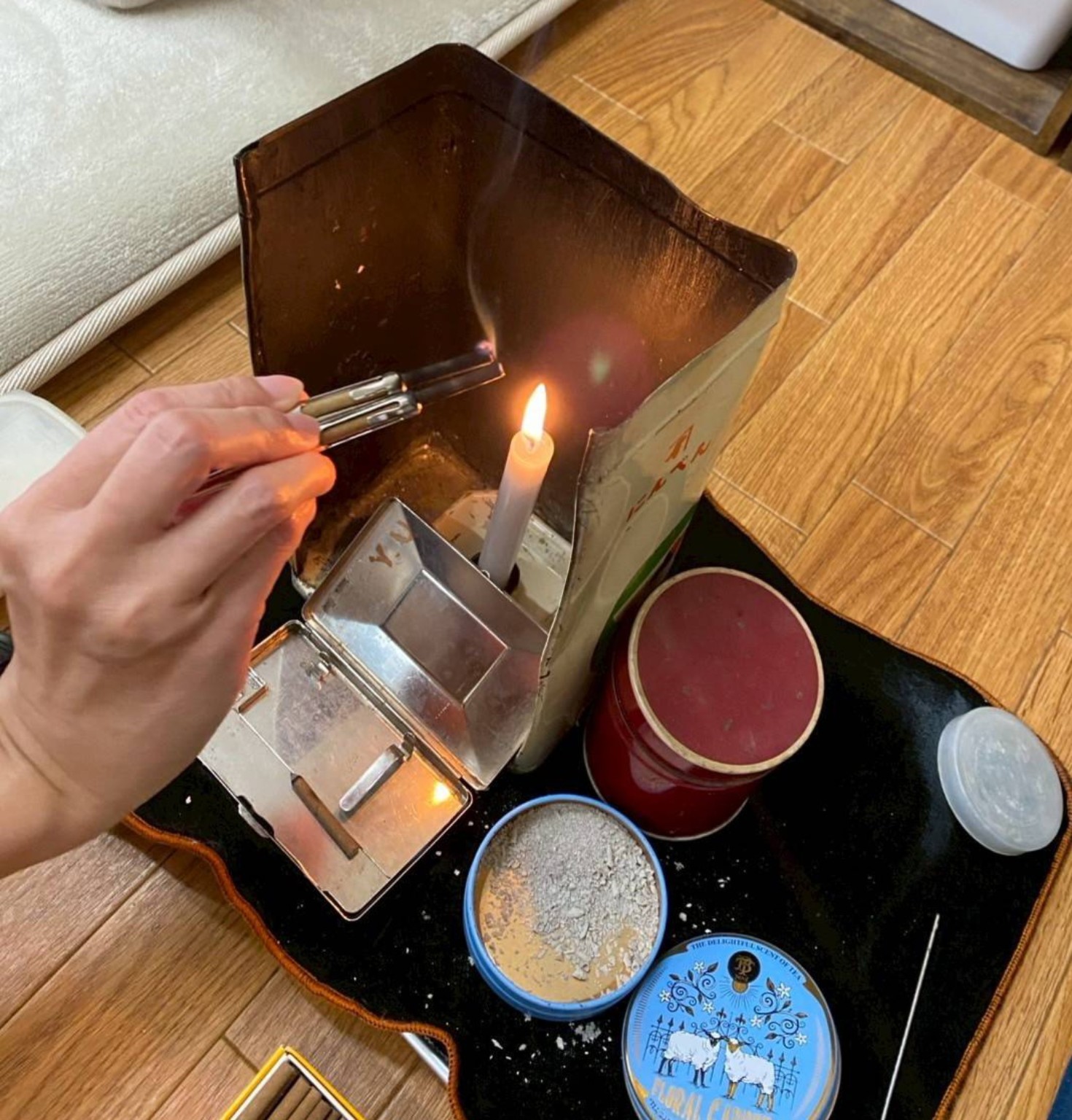 テルミー線を入れた冷温器へ点火する様子