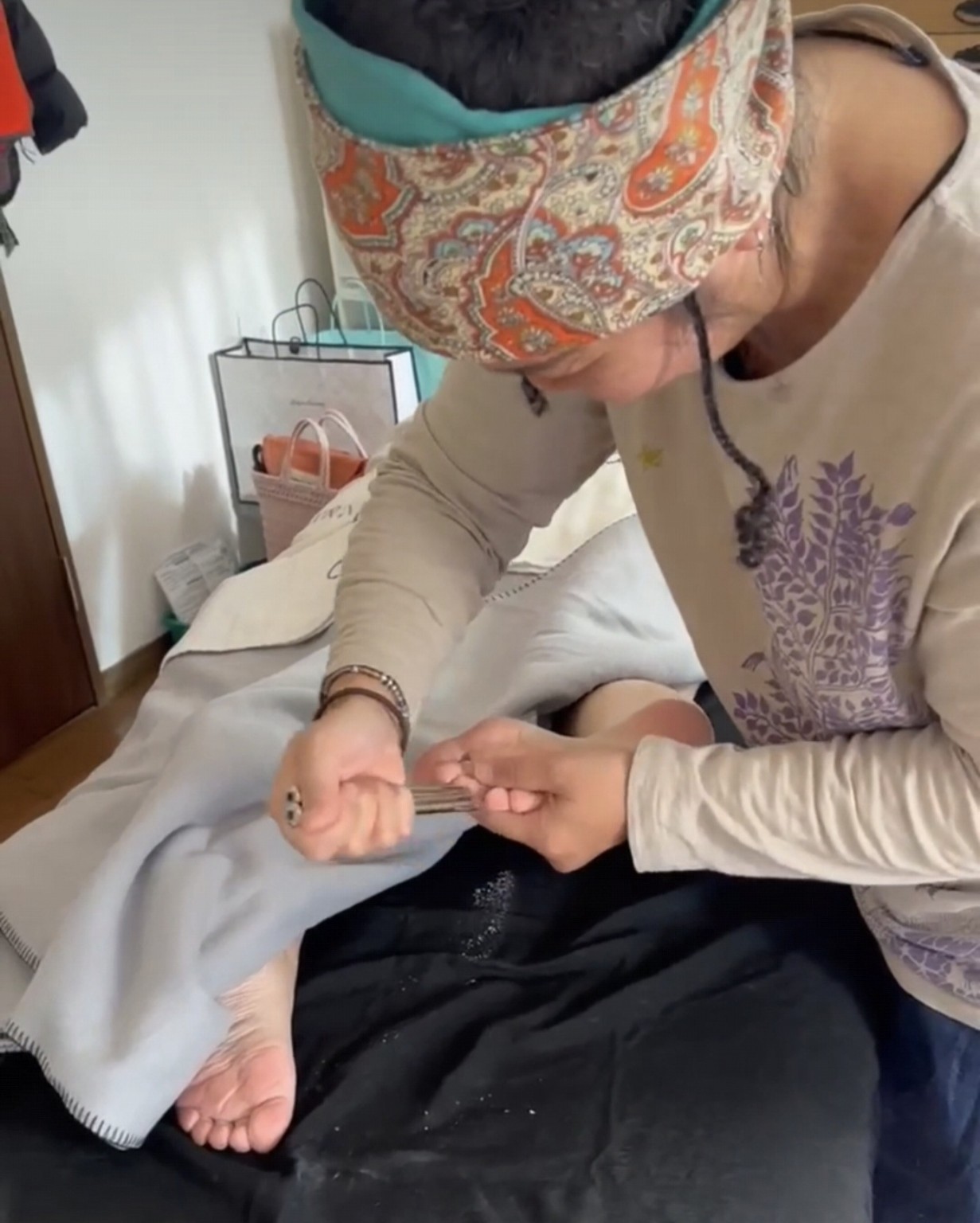 出張先で腕にテルミーを施術する様子